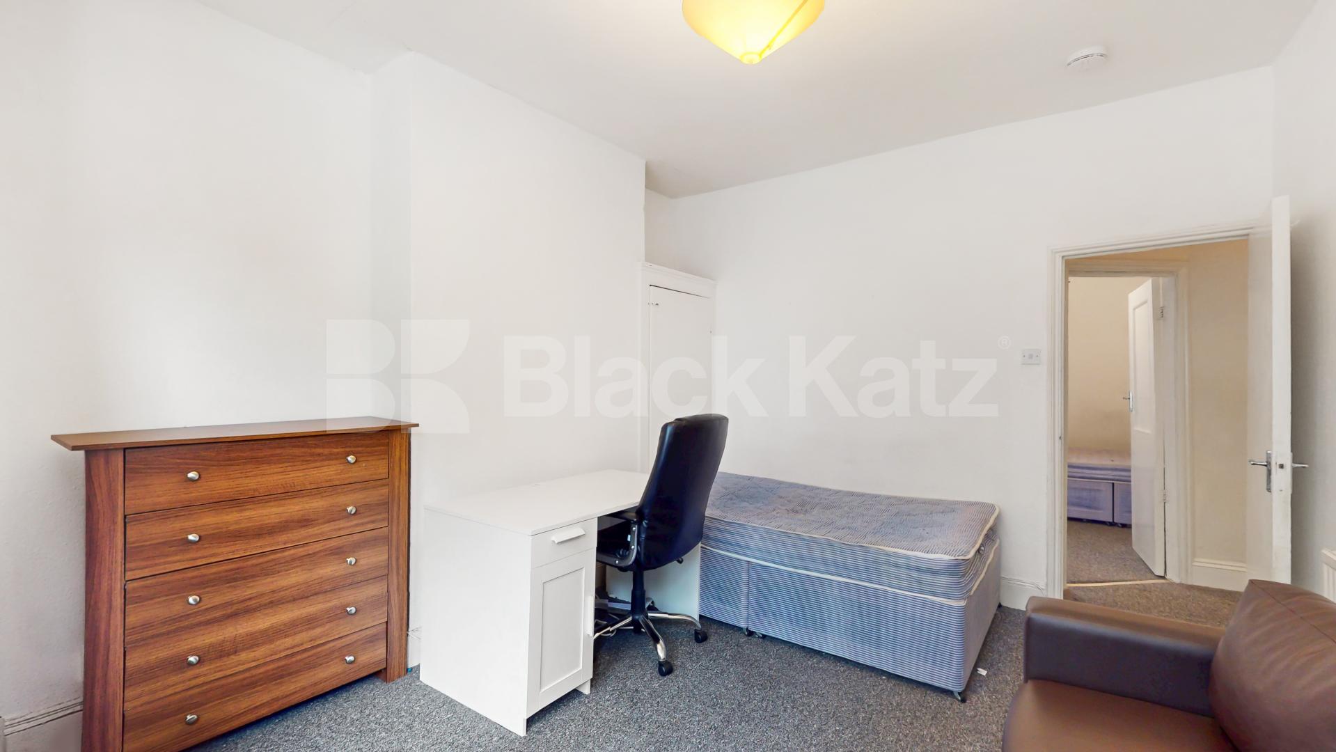 High ceilings, good storage space, modern kitchen & mins from tube Willoughby Road, Turnpike Lane